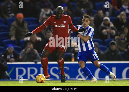 Cardiff City Souleymane Bamba (links) Schlachten für den Besitz des Balles mit Brighton & Hove Albions Anthony Knockaert (rechts) während der Himmel Bet Meisterschaftsspiel im AMEX Stadium Brighton. Stockfoto