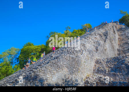 Touristen Klettern Tempel, Nohoch Mul Tempel, Coba, Quintana Roo, Mexiko Stockfoto