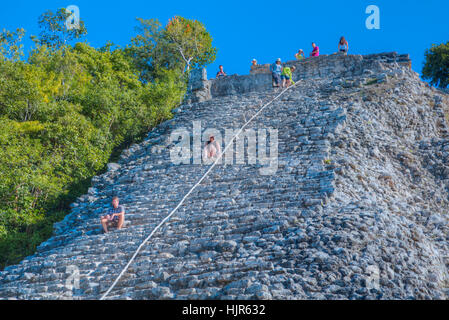 Touristen Klettern Tempel, Nohoch Mul Tempel, Coba, Quintana Roo, Mexiko Stockfoto