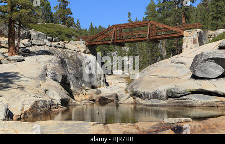 Ein Pool von stehendes Wasser in den felsigen Bachbett des Yosemite Creek während der trockenen Jahreszeit. Am Upper Yosemite Fall fotografiert während des Spätsommers. Stockfoto