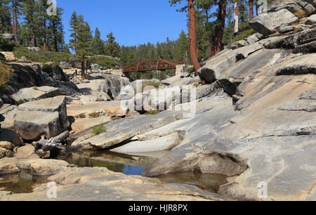 Pools von stehendes Wasser in den felsigen Bachbett des Yosemite Creek während der trockenen Jahreszeit. Am Upper Yosemite Fall fotografiert während des Spätsommers. Stockfoto