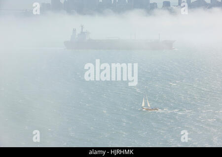 Großer Frachter verlassen San Francisco In dichtem Nebel. Stockfoto