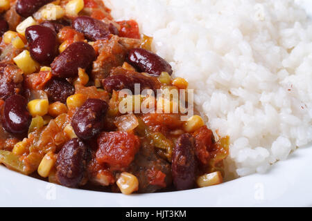 Mexikanische Küche: Chili Con Carne und Reis Makro horizontale Stockfoto