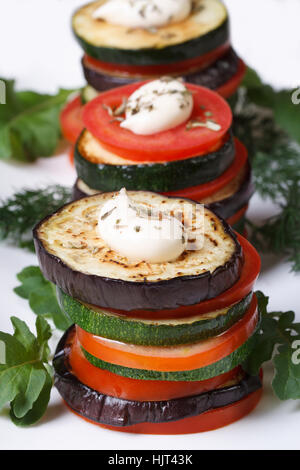 vegetarische Vorspeise gebackenes Gemüse mit Sauce Closeup vertikale Ansicht von oben Stockfoto