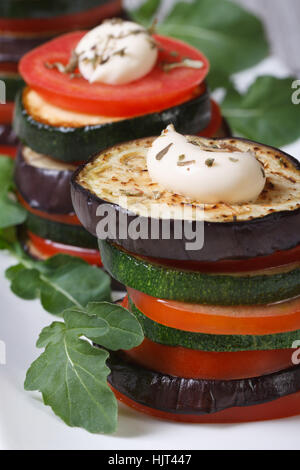Vorspeise von gebackenes Gemüse mit Sauce und Rucola Nahaufnahme vertikale Stockfoto