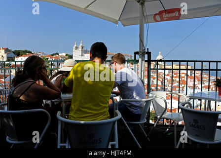 Bar Terraco de Santa Luzia, Igreja de Sao Vicente de Fora Kirche und Kloster und Panteoa Nacional, Blick vom Miradouro, Lissabon Stockfoto