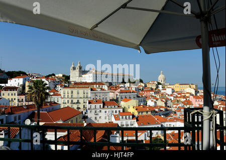 Bar Terraco de Santa Luzia, Igreja de Sao Vicente de Fora Kirche und Kloster und Panteoa Nacional Blick vom Miradouro, Lissabon Stockfoto