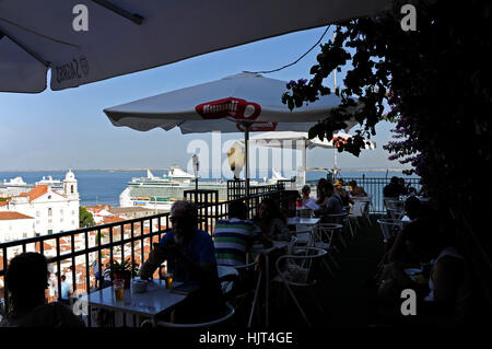 Bar Terraco de Santa Luzia, Kirche Igreja de Santo Estevao, Portas Do Sol Miradouro, Alfama, Lissabon, Lissabon, Portugal Stockfoto