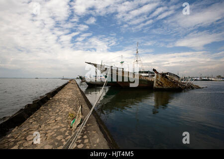 Makassar Schoner (Pinisi) im Paotere Hafen, der alte Hafen von Makassar, Indonesien Stockfoto