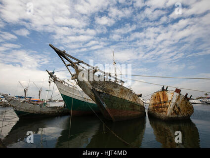 Makassar Schoner (Pinisi) im Paotere Hafen, der alte Hafen von Makassar, Indonesien Stockfoto