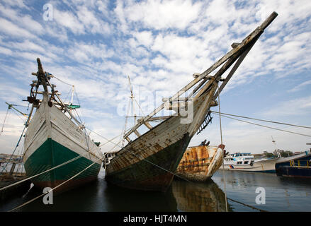 Makassar Schoner (Pinisi) im Paotere Hafen, der alte Hafen von Makassar, Indonesien Stockfoto