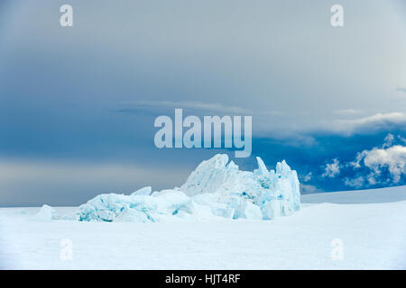 Gebrochenen Eisblöcke Skywards entlang Druck Grate in das Meereis geschoben. Stockfoto