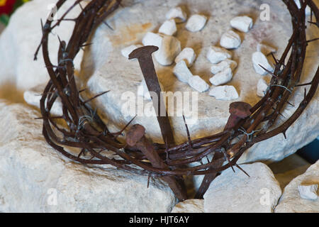 Krone von Dornen und Nägeln auf Stein in Tewkesbury Abbey zu Ostern. Tewkesbury, Gloucestershire, England Stockfoto