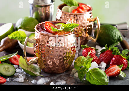 Moscow Mule cocktail mit Limetten und Erdbeere Stockfoto