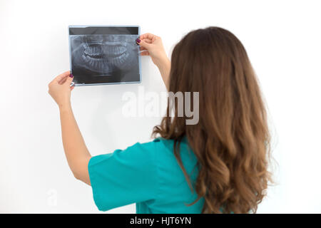 Ärztin oder Zahnarzt Röntgen zu betrachten Stockfoto