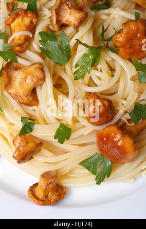 Pasta mit Pfifferlingen auf eine Platte Nahaufnahme Draufsicht auf eine vertikale Stockfoto