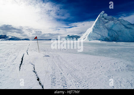 Risse im schmelzenden Meereises im Sommer in der Antarktis. Stockfoto