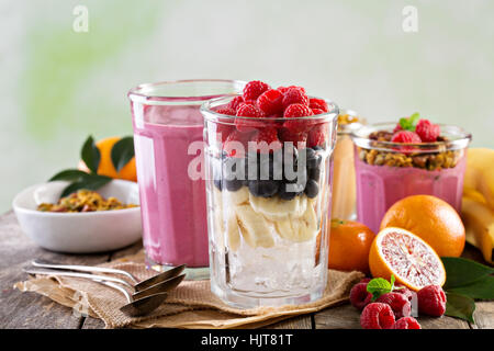 Berry Smoothie Zutaten im Longdrinkglas Stockfoto