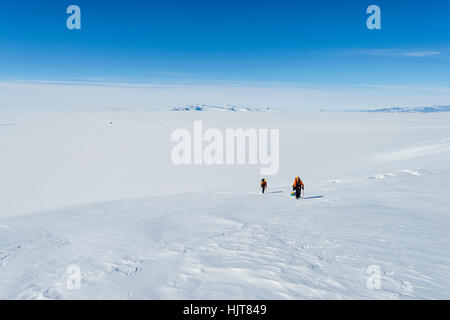 Eis-Führer wandern über eine Gletscherspalte-Feld an den Hängen des Mount Erebus über das Ross-Schelfeis in der Antarktis. Stockfoto