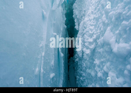 Schneekristalle an den höhlenartigen und schiere eisigen Wänden eine Gletscherspalte an den Hängen des Mount Erebus in der Antarktis. Stockfoto