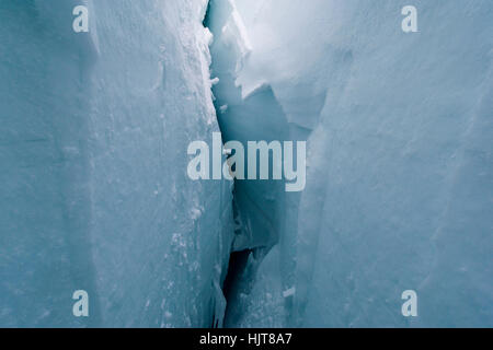 Die höhlenartigen und schiere eisigen Wände eine Gletscherspalte an den Hängen des Mount Erebus in der Antarktis. Stockfoto