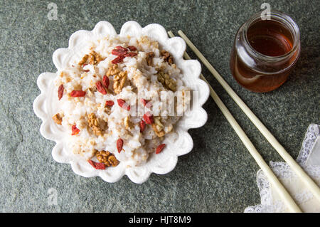 Reis mit Walnüssen und Goji und Stäbchen Stockfoto