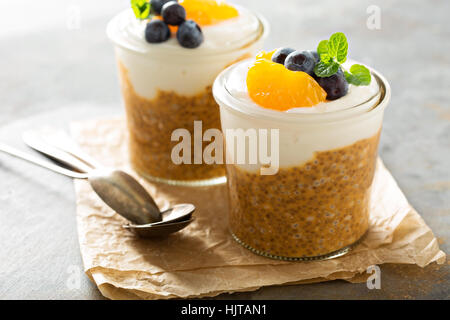 Orange Chia Pudding mit Kokos Joghurt Stockfoto