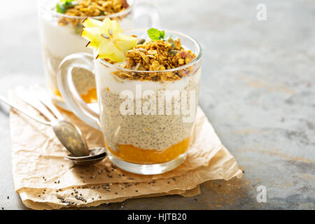 Chia-Pudding, mit exotischen Früchten und Müsli Stockfoto