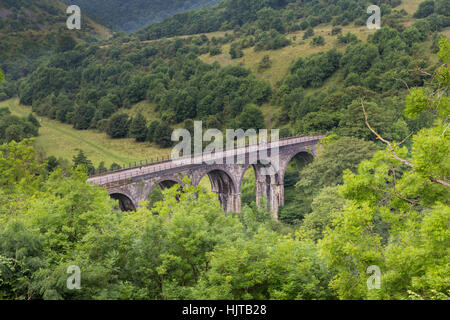 Von Monsal Kopf betrachtet, führt der Monsal Weg über Grabstein Viadukt Stockfoto