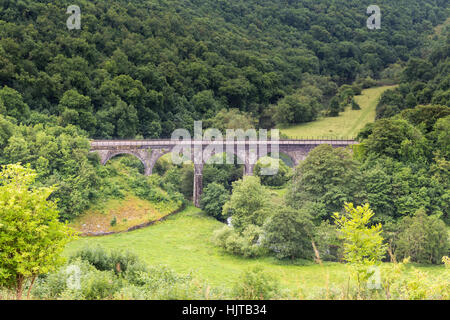 Von Monsal Kopf betrachtet, führt der Monsal Weg über Grabstein Viadukt Stockfoto