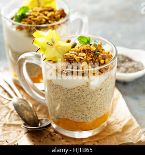 Chia-Pudding, mit exotischen Früchten und Müsli Stockfoto