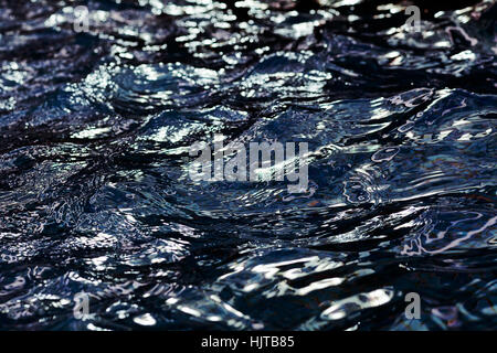 Abstrakt dunkle Wasser im Pool, geringe Schärfentiefe Hinweis Stockfoto