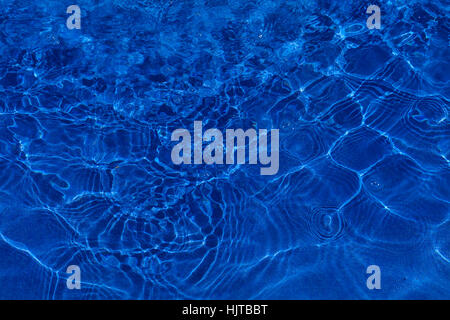 Abstrakt blau Wasser im Pool, Hinweis fahl Schärfentiefe Stockfoto