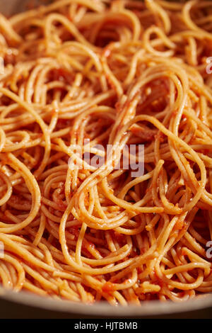 einen Topf mit Vollkorn-Spaghetti mit Tomatensauce vegetarisch Stockfoto
