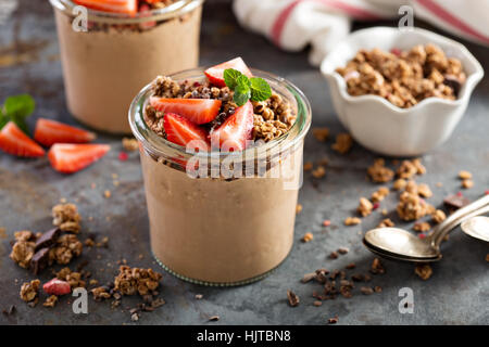 Gesunde Schoko-Bananen-Smoothie mit Müsli Stockfoto