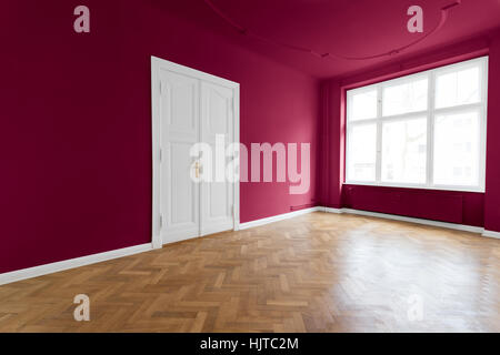 Leeren Raum mit Holzboden, rot gestrichene Wände Stockfoto