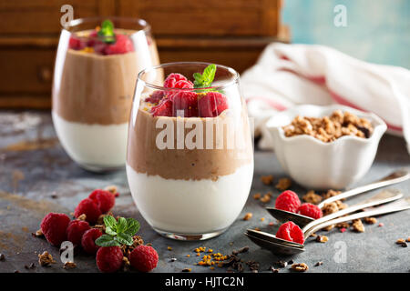 Frühstück-Parfait mit Joghurt und Schokolade smoothie Stockfoto