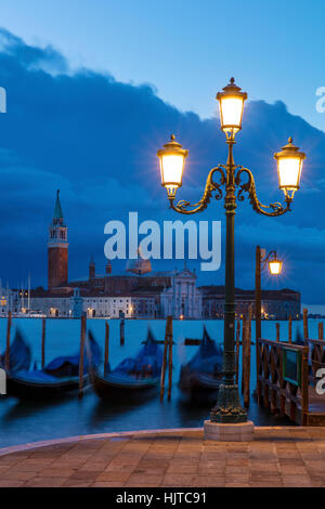 Am frühen Morgen Blick über Gondeln und San Giorgio Maggiore, Venedig, Veneto, Italien Stockfoto