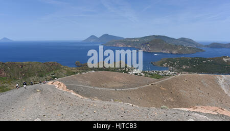 Blick von der Gran Cratere auf Vulcano von mehreren anderen Äolischen Inseln, einschließlich Lipari, Salina und Filicudi Stockfoto