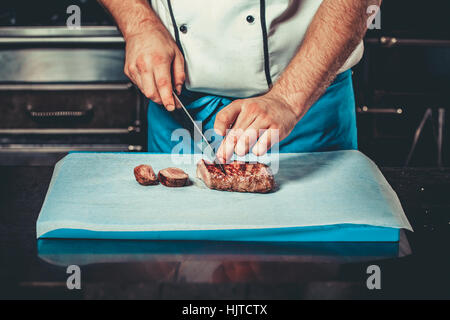 Beschäftigt Koch bei der Arbeit in der Restaurantküche Stockfoto