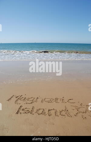 Magnetic Island geschrieben in den Sand am Strand von Radical Bay, Magnetic Island, Queensland, Australien Stockfoto