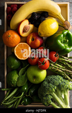 Frischem bunten Gemüse und Obst Stockfoto