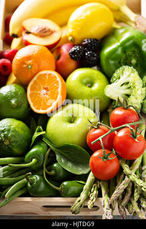 Frischem bunten Gemüse und Obst Stockfoto