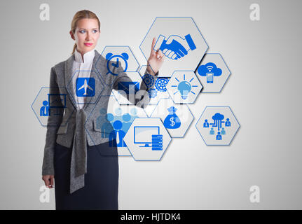 Geschäftsfrau, die virtuellen Tasten in Business-Konzept Stockfoto