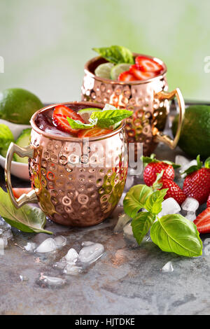 Moscow Mule cocktail mit Limetten und Erdbeere Stockfoto