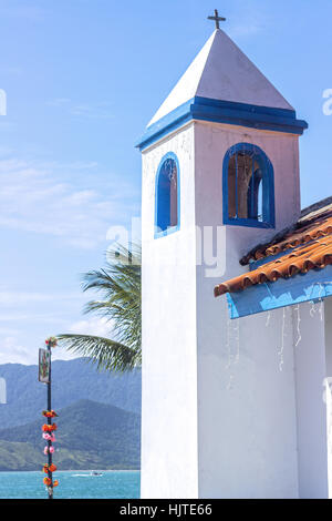 Ilhabela, Bundesstaat Sao Paulo, Brasilien, der Kolonialstil erbaute Kirche am Praia Grande Stockfoto