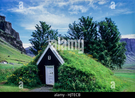 Historische Nupsstakrakirkja, Rasen Kirche in Fljotshverfi, in Island, Sommer, Europa, Nordic Torf Häuser Sommer Pfarrei außerhalb kirkja Stockfoto