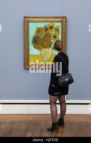 Besucher vor das Gemälde Sonnenblumen (1888) niederländischen Post-impressionistischen Malers Vincent van Gogh in der neuen Pinakothek (Neue Pinakothek) in München, Bayern, Deutschland angezeigt. Stockfoto