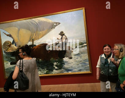 Besucher vor dem Gemälde zurück aus Angeln (1894) von Spanisch-Impressionist Maler Joaquin Sorolla angezeigt in seiner Ausstellung in der Kunsthalle in München, Bayern, Deutschland. Die Ausstellung läuft bis zum 3. Juli 2016. Stockfoto