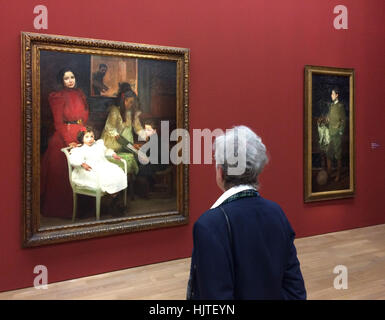 Besucher vor Familienporträts Spanisch impressionistischen Malers Joaquin Sorolla in seiner Ausstellung in der Kunsthalle in München, Bayern, Deutschland angezeigt. Die Ausstellung läuft bis zum 3. Juli 2016. Stockfoto